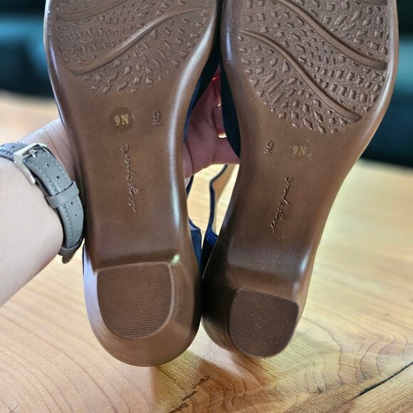 Navy Mary Janes with 2" Heel - Easy Spirit - Size 9 NARROW (Like New) - Picture 4 of 5